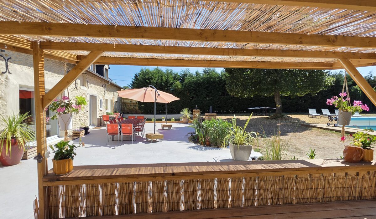 bar-extérieur-grande-terrasse-ensoleillée