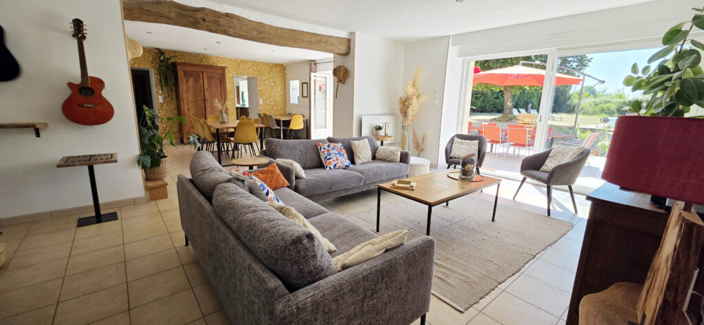 grand-salon-gite-15-personnes