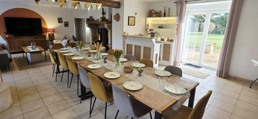 grande-salle-a-manger-gite-groupe-15-personnes