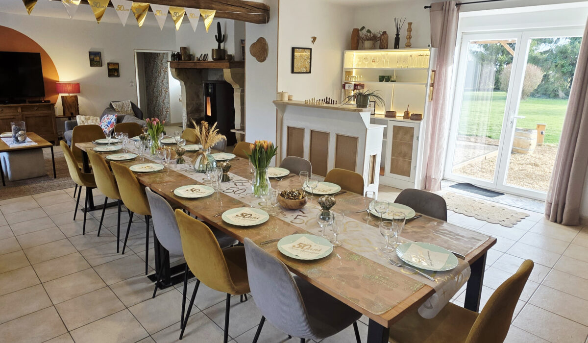 grande-salle-a-manger-gite-groupe-15-personnes